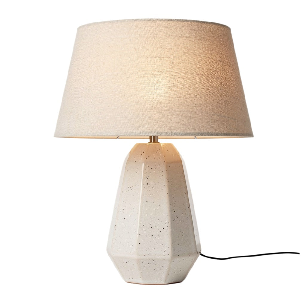 **Lampa stołowa z geometrycznym kloszem w kolorze białym**